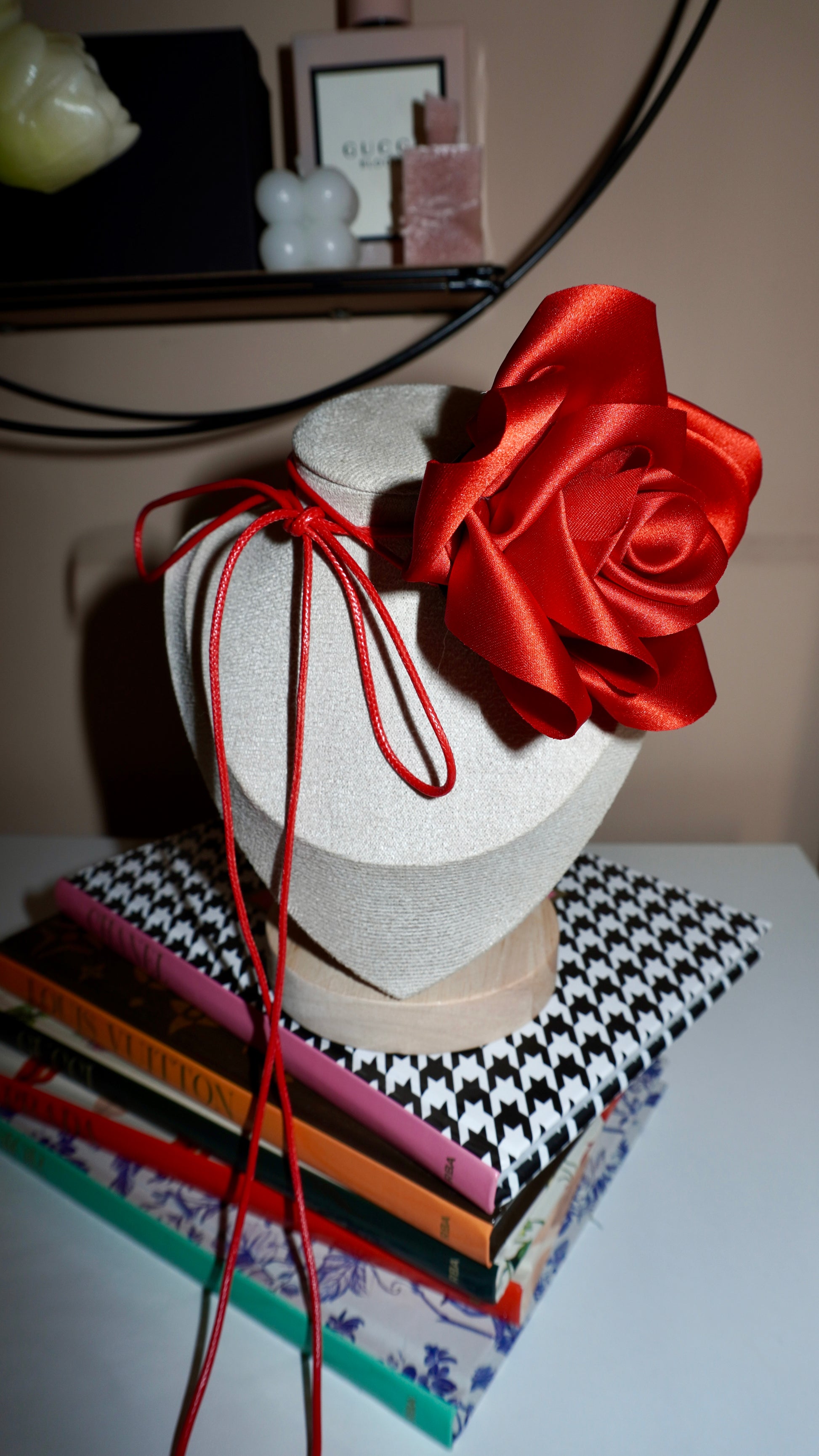 Chocker rosa rossa Suele