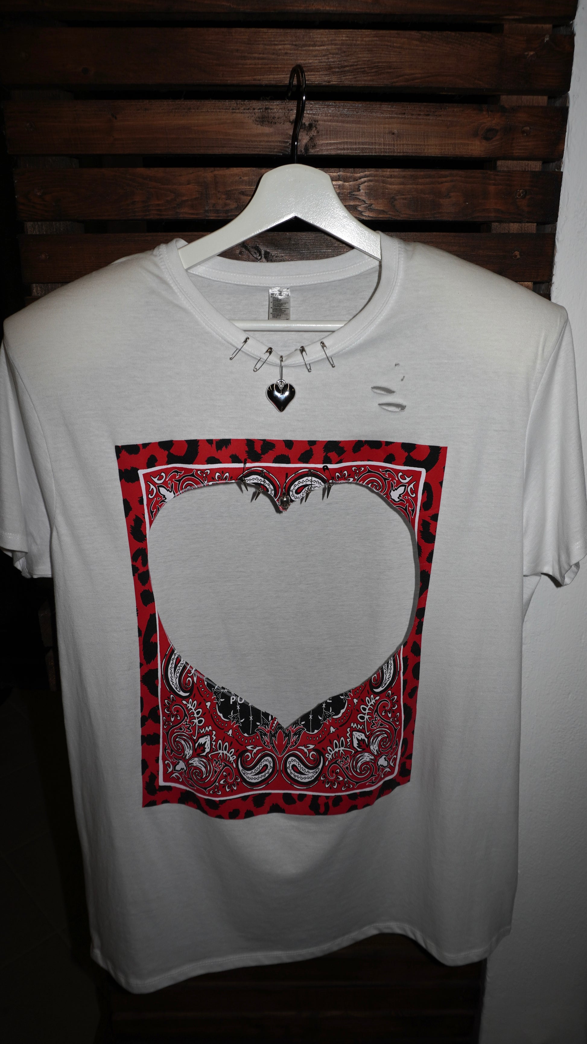 T shirt Livia con spalline e taglio cuore