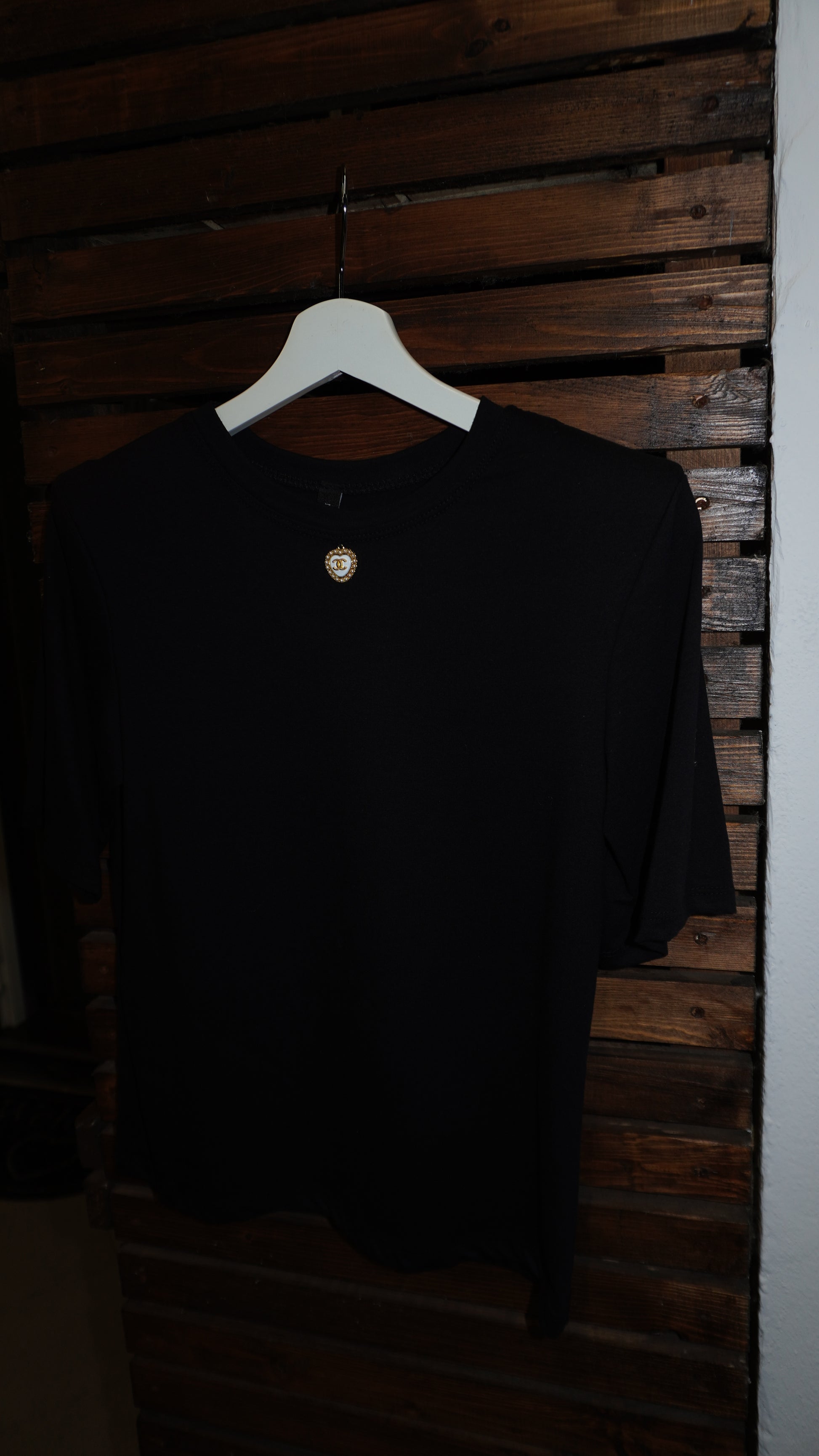 T-shirt Soraya con charms Luxury e spalline