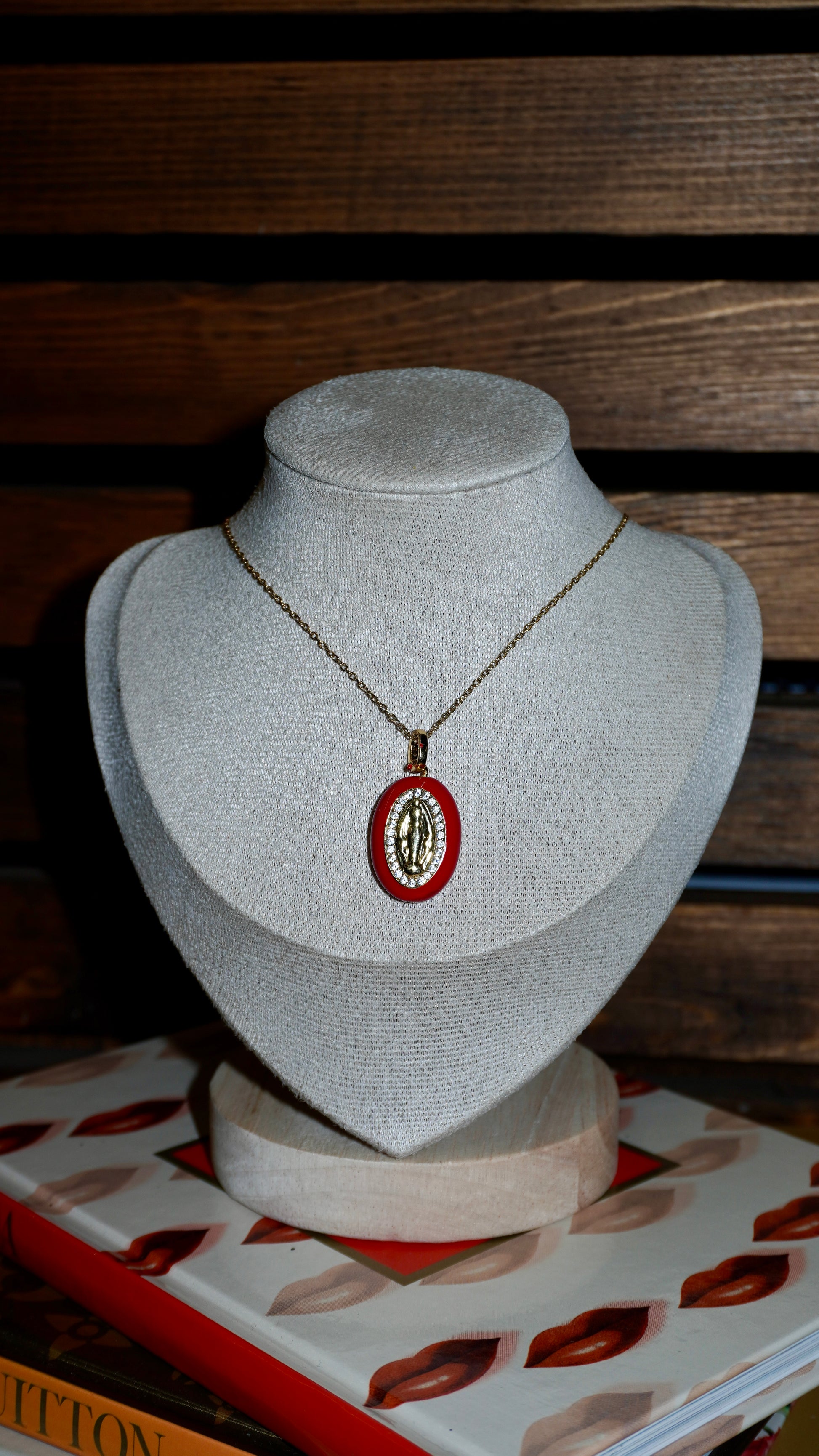 Collana Madonna smaltata rossa