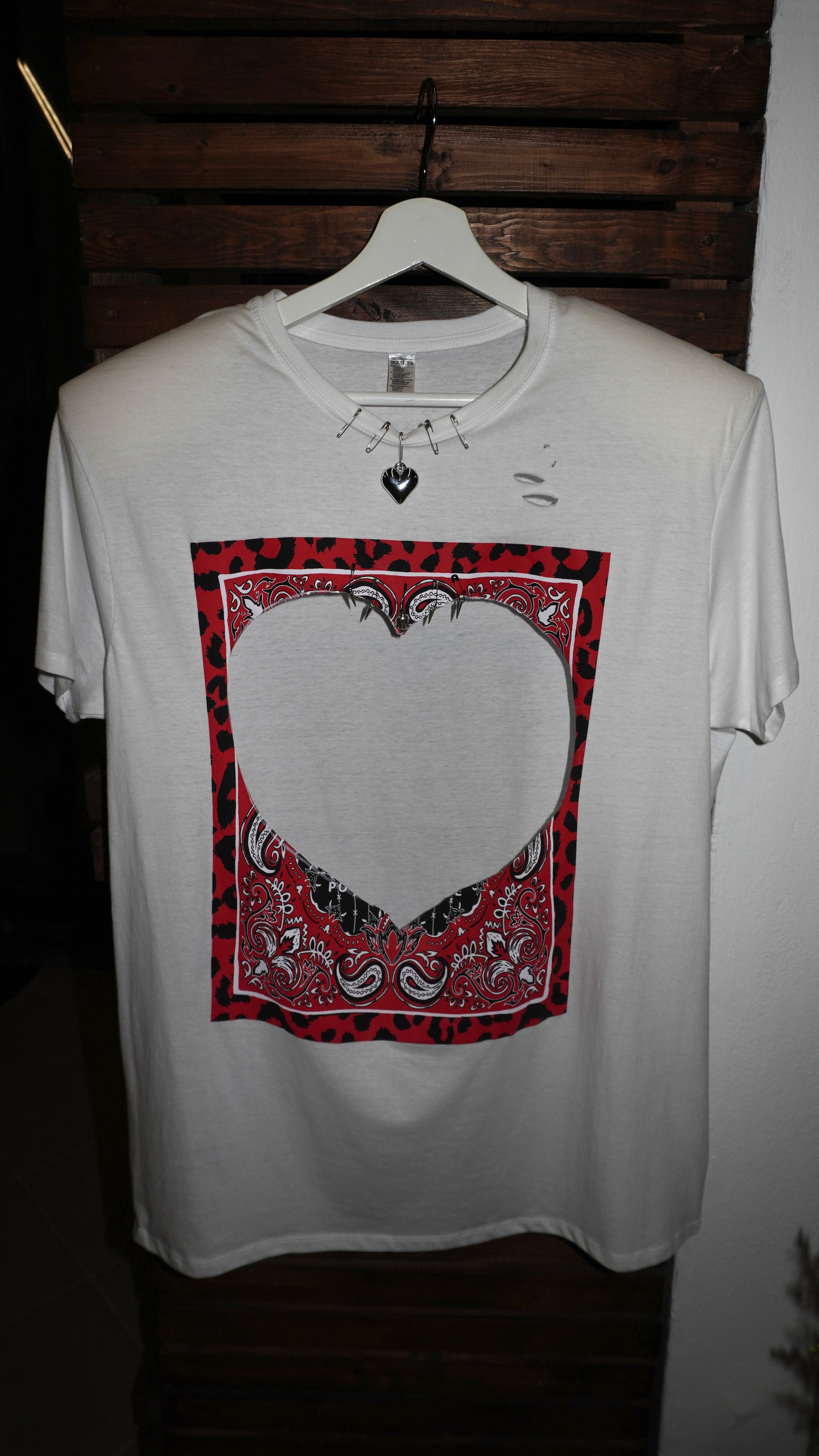T shirt Livia con spalline e taglio cuore