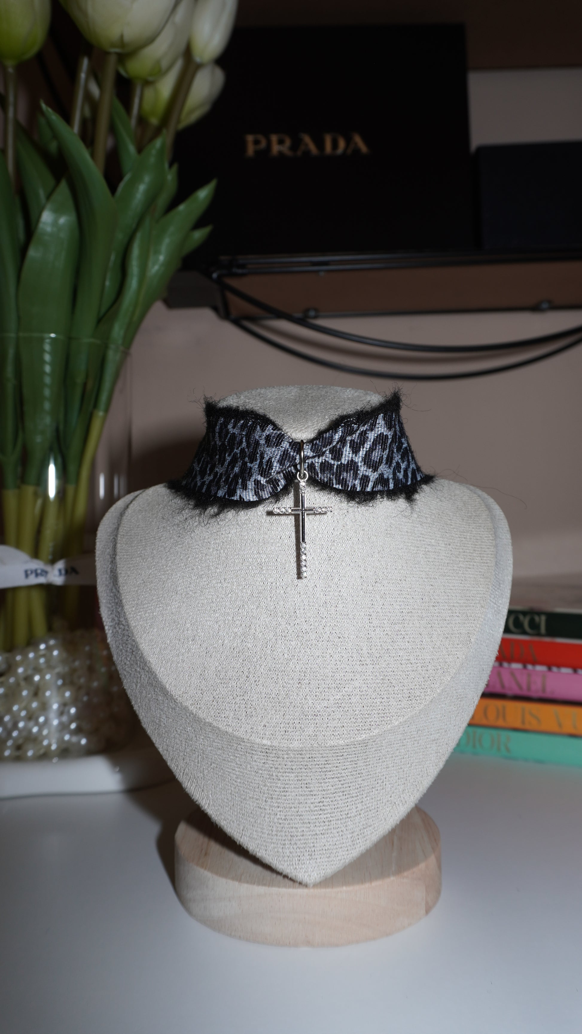 Chocker Glossy Grey