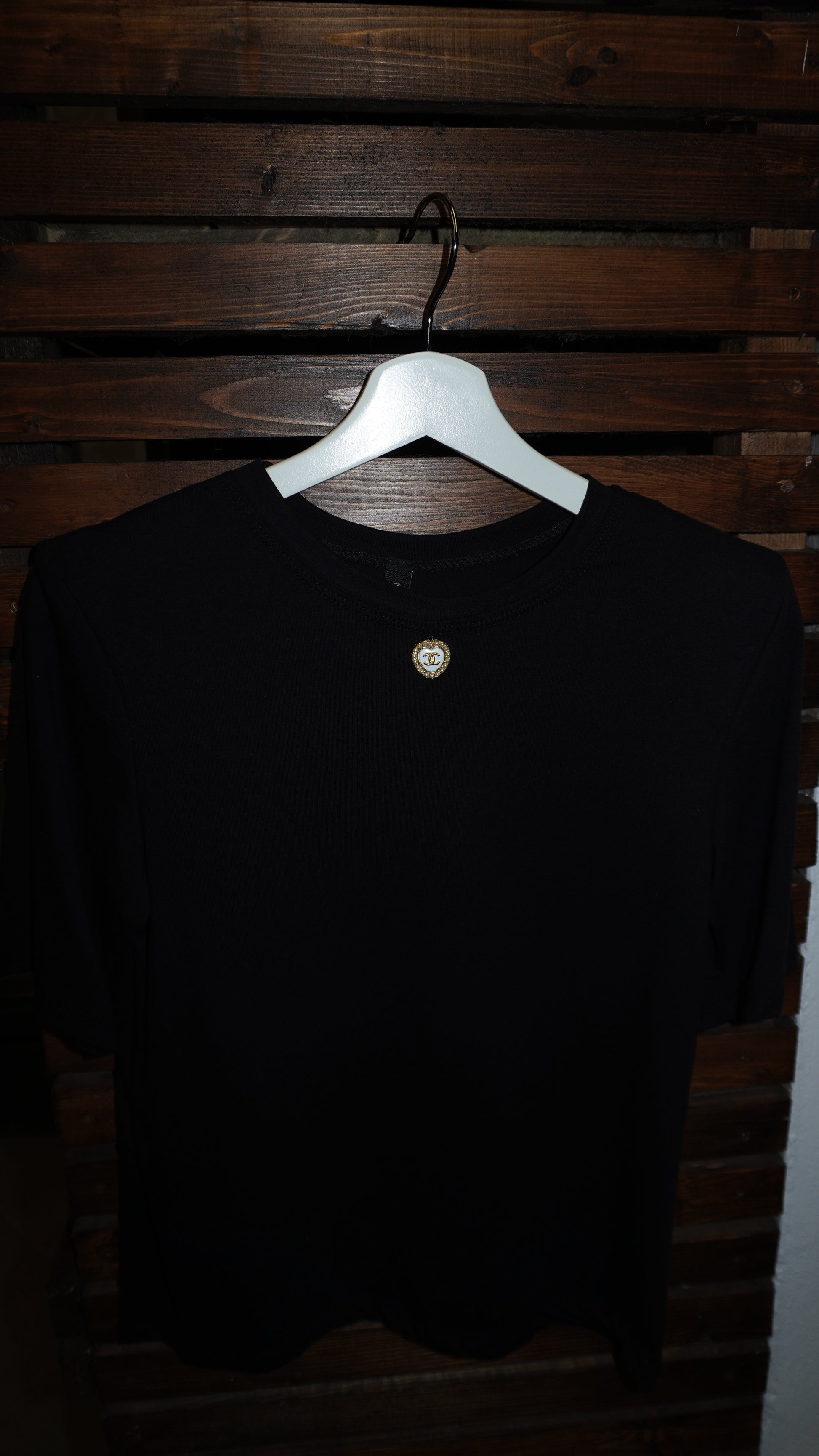 T-shirt Soraya con charms Luxury e spalline