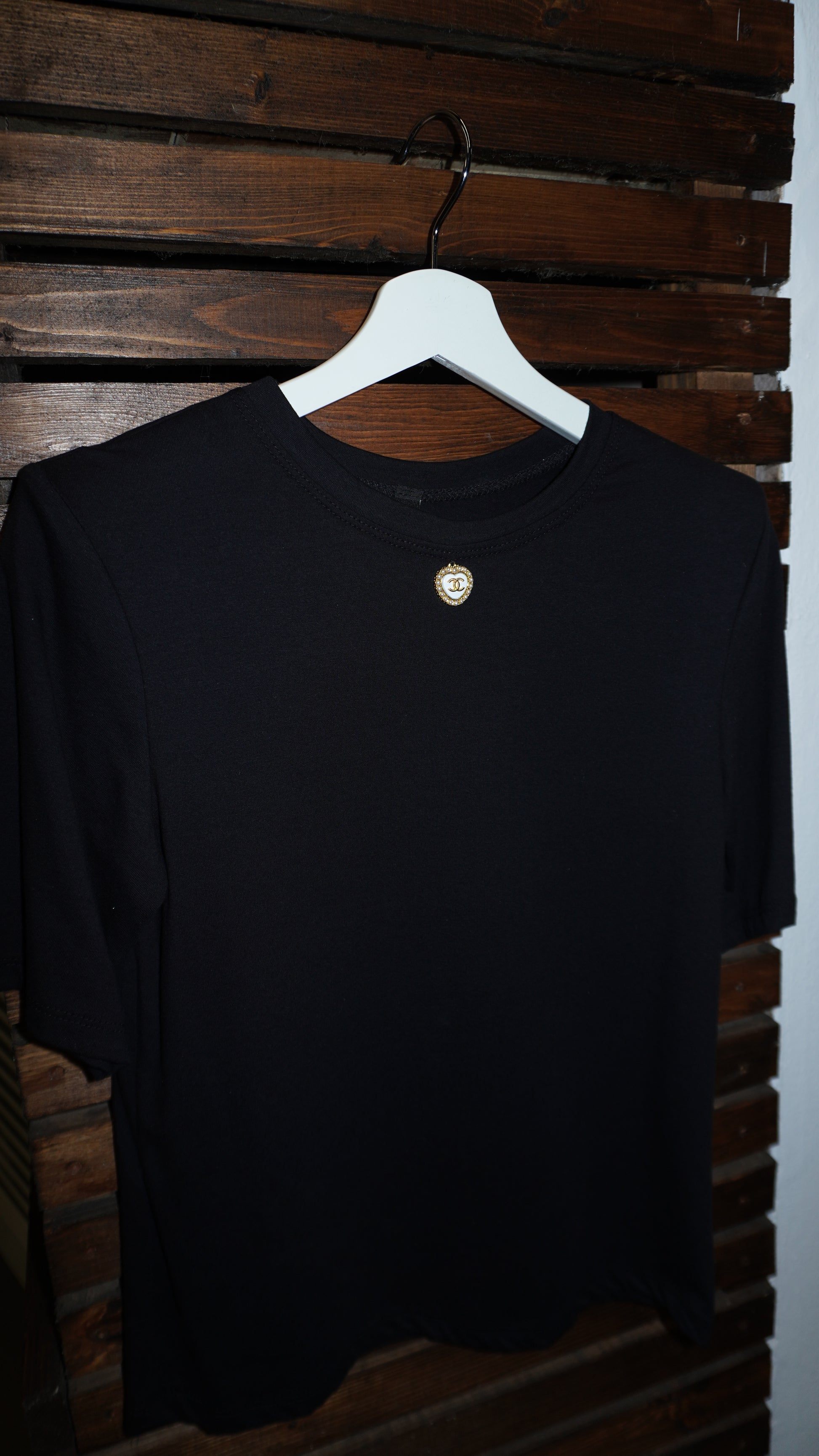 T-shirt Soraya con charms Luxury e spalline