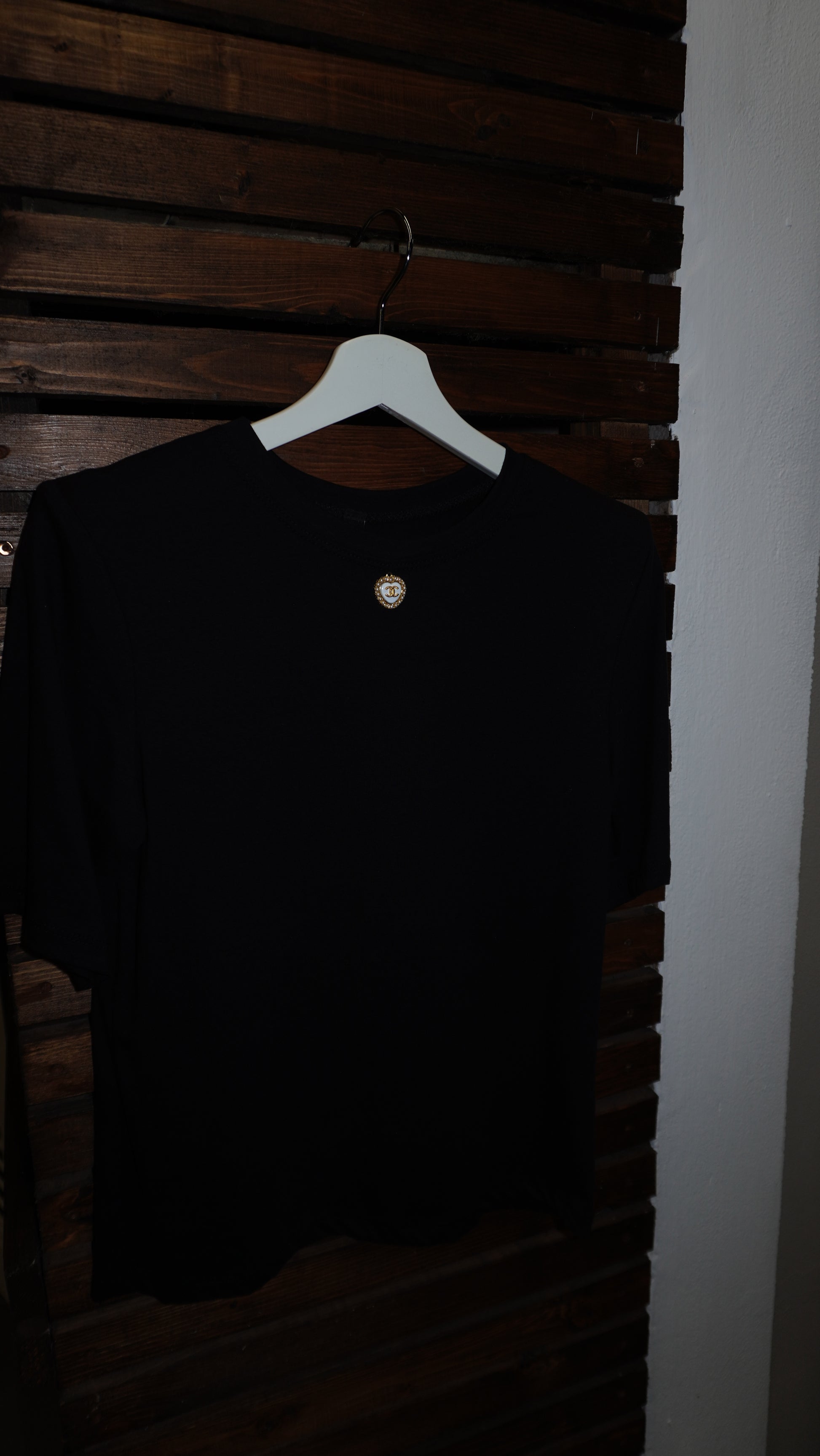T-shirt Soraya con charms Luxury e spalline